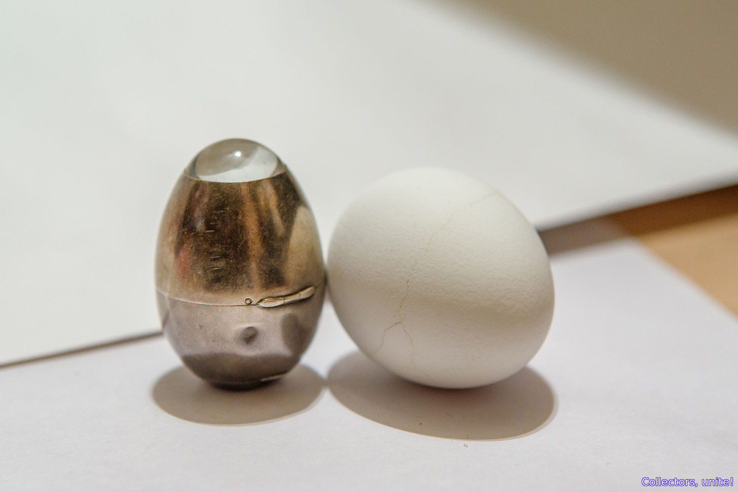 Серебряный футляр в виде яйца с часами и несессером